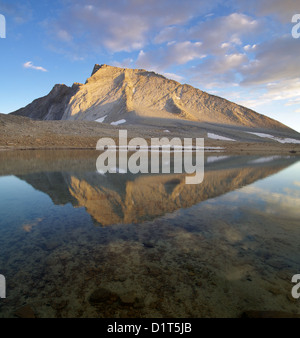 La riflessione di Mount Tyndall in un chiaro lago con illuminazione serale Foto Stock