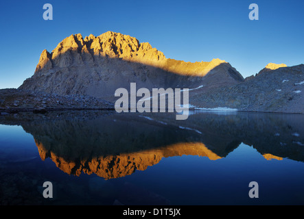 Ultima luce sul monte Williamson riflessa su di un lago nel recipiente di Williamson Foto Stock