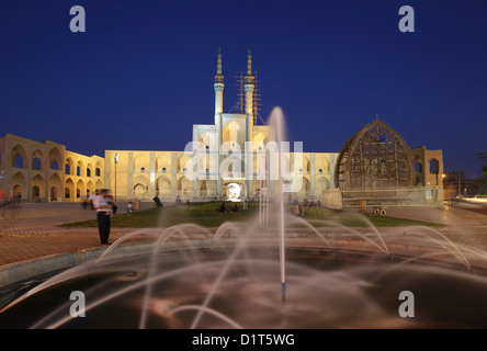 Amir Chakhmaq complessa al crepuscolo, Yazd, Iran Foto Stock