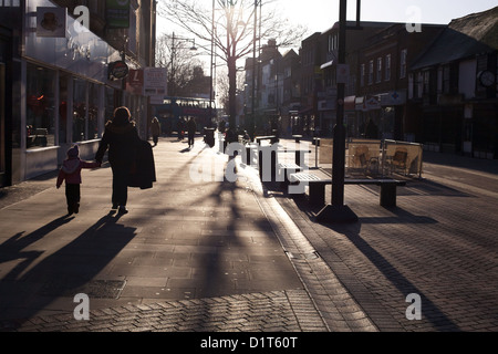 Queen Victoria Street, Reading, Berkshire, centro città, centro commerciale con la madre e il bambino in silhouette Foto Stock
