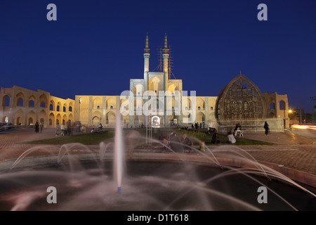 Amir Chakhmaq complessa al crepuscolo, Yazd, Iran Foto Stock