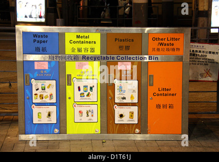 Quattro colori di separazione dei rifiuti sistema bin a Hong Kong, Cina, Asia Foto Stock