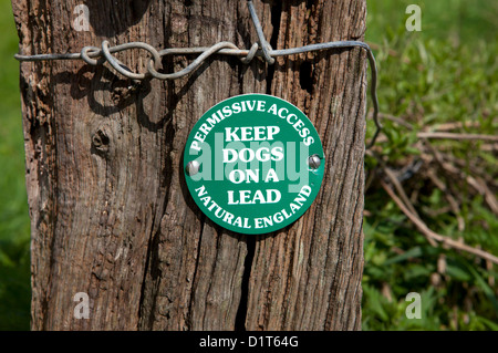 Accesso permissivo Natural England Tenere cani su un segno di piombo Foto Stock