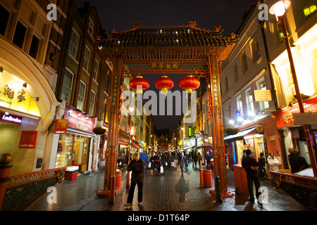 Ripresa a tutto campo della Gerrard St in notturna a Chinatown, West End, Londra UK durante il Capodanno cinese Foto Stock