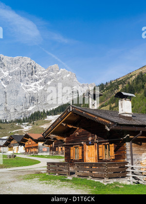 Eng Valley, Karwendel mountain range, Austria. Il villaggio Eng. Nonostante il boom del turismo ita village è ancora tradizionale Foto Stock