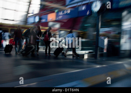 Berlino, Germania, la gente sul binario presso la stazione dei treni Foto Stock