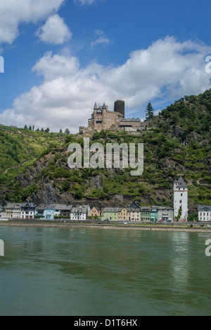 L'Europa, Germania, Reno, St. Goar, vista di San Goarshausen e Katz Castello Burg Katz Foto Stock