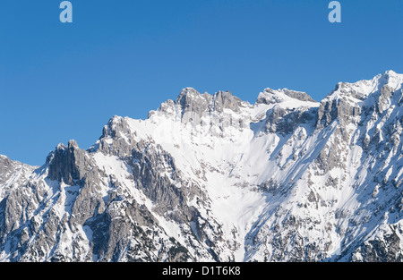 Karwendel Mountain Range vicino a Mittenwald in inverno. Funicolare di Karwendel e il picco Westliche Spitze Karwendel. Bavaria Foto Stock