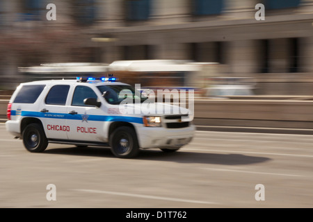 Chicago SUV di polizia sulla chiamata di emergenza. Motion Blur. Foto Stock