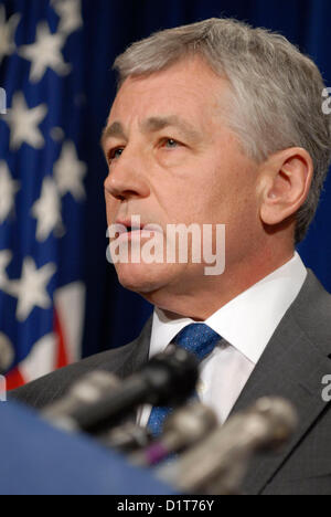 Gen. 4, 2013 - Washington, Distretto di Columbia, Stati Uniti - Il Presidente Obama è atteso a nominare Chuck Hagel, un ex senatore repubblicano e veterano del Vietnam, a essere il Segretario della Difesa la prossima settimana, hanno detto i funzionari. Nella foto: Jan 17, 2007 - Washington, Distretto di Columbia, Stati Uniti - Senatori CHUCK HAGEL, annuncia una risoluzione in cui affermava l opposizione al Presidente George W Bush di escalation di truppe degli Stati Uniti nella guerra in Iraq. La risoluzione è stata co-autore di tutti e tre i senatori. (Credito Immagine: © Mark Murrmann/ZUMAPRESS.com) Foto Stock