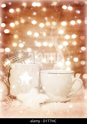 Immagine della bella bianco di lusso tazza di tè sulla festosa candelette di sfondo, Anno Nuovo biglietto di auguri, natale Home decor Foto Stock