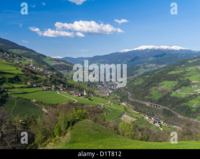 Valle Isarco vicino a Klausen, vista verso la chiusa e il Passo del Brennero (Brennero). L'Italia, Alto Adige. Foto Stock