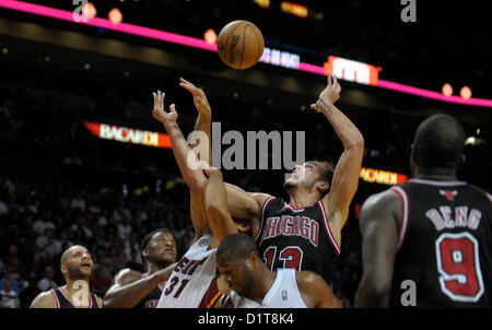 Gen. 4, 2013 - Miami, FL - Florida, Stati Uniti d'America - Stati Uniti - fl-calore-tori04g -- Chicago Bulls center Joakim Noah battaglie Miami Heat avanti Shane Battier per un rimbalzo durante la prima metà del loro gioco, Venerdì, 4 gennaio 2013, a AmericanAirlines Arena. Michael Laughlin, South Florida Sun Sentinel (credito Immagine: © Sun-Sentinel/ZUMAPRESS.com) Foto Stock