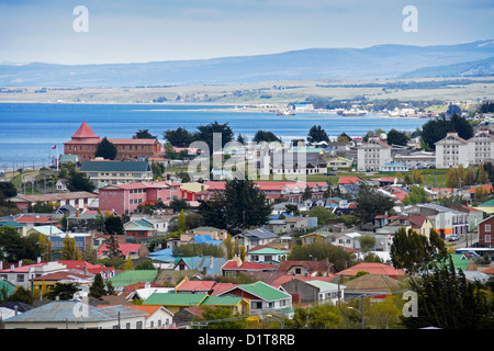 Vista di Punta Arenas, Cile, dal Mirador Cerro la Cruz Foto Stock