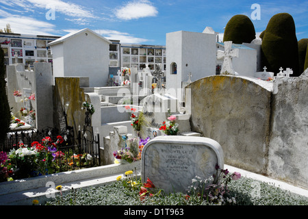 Sepolcri e tombe nel cimitero comunale, Punta Arenas, Patagonia, Cile Foto Stock