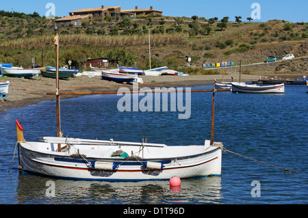 Tradizionale barca catalana nei pressi di una spiaggia nel villaggio mediterraneo di Cadaques, Costa Brava, Spagna Foto Stock