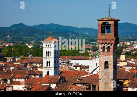 L'Europa, Italia, Lucca. Torre Guinigi, Torre delle Ore, clock tower, torri medioevali visto dall'alto Foto Stock