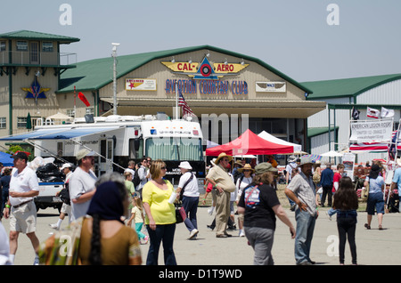 Hangar a piani di fama Air Museum, durante il Chino Air Show, Chino, CALIFORNIA, STATI UNITI D'AMERICA Foto Stock