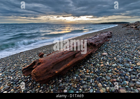 Tempestoso tramonto a Keystone allo spiedo, Ebey's Landing National Historic preservare, Whidbey Island, Washington, Stati Uniti d'America Foto Stock