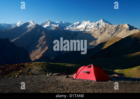 Camping nella grande montagna himalayana Foto Stock