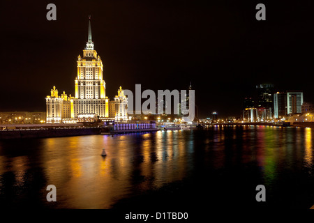 Vista del World Trade Center e Ukraina hotel a Mosca, in Russia a notte Foto Stock