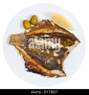 Vista superiore della suola frittura di pesce sulla piastra isolata su sfondo bianco Foto Stock