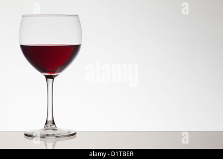 Bicchiere di vino rosso su sfondo bianco Foto Stock