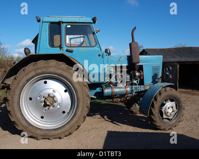 Vintage tempo sovietica russa Bielorussia del trattore MTZ-82 con il vecchio stile cabina, vista laterale Foto Stock