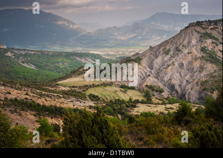 Vista verso est dal percorso tra San Vitorian Monastero e Espelunga Hermitage, pena Montanesa, Pirenei spagnoli, Huesca, Spagna Foto Stock
