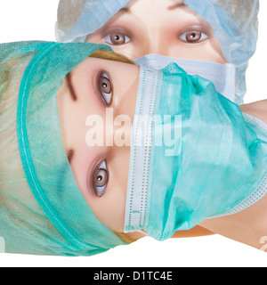 Due donne medico dummy indossando capi tessili cappuccio chirurgica e medica maschera protettiva close up Foto Stock