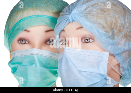 Due donne medico dummy indossando capi tessili cappuccio chirurgica e medica maschera protettiva close up Foto Stock