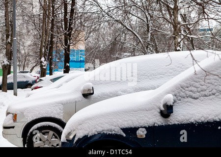 Auto coperto di neve sul parcheggio in giornata invernale Mosca, Russia Foto Stock