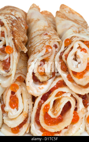 Molti rulli di frittelle con caviale rosso close up Foto Stock