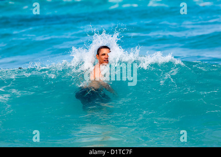 Il Presidente Usa Barack Obama prende un nuovo anno giorno nuotare nell'oceano a piramide la spiaggia di roccia 1 gennaio 2013 nella Baia di Kaneohe, Hawaii. Foto Stock