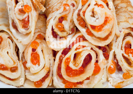 Molti rulli di frittelle con caviale rosso close up Foto Stock