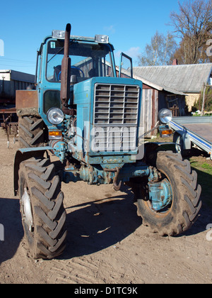 Vintage tempo sovietica russa Bielorussia del trattore MTZ-82 con il vecchio stile cabina, vista frontale Foto Stock