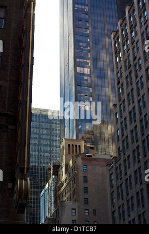 Edifici di vari stili architettonici di epoche diverse in midtown Manhattan, New York, NY, STATI UNITI D'AMERICA. Foto Stock