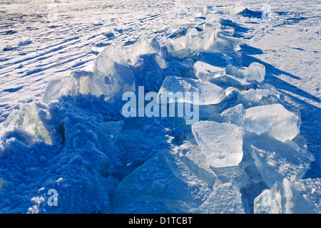 Blocchi di ghiaccio sul fiume congelato in inverno freddo giorno di Mosca, Russia Foto Stock