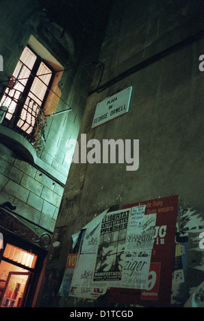 Plaça de George Orwell, Barcellona, Spagna, notte, manifesti stracciati, balcone Foto Stock