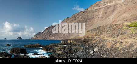 Scoglio lavico e pile di mare (Roques de Salmor) all'estremità orientale dell'El Golfo embayment, Las Puntas, El Hierro, Isole Canarie Foto Stock