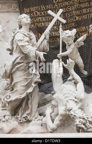 Dettaglio del Pestsäule (tedesco per la colonna della peste), situato sul Graben, una strada nel centro città di Vienna. Foto Stock