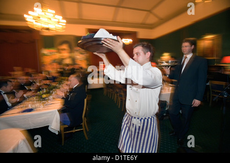 Lo chef porta in haggis ad un tradizionale Burns night dinner Foto Stock