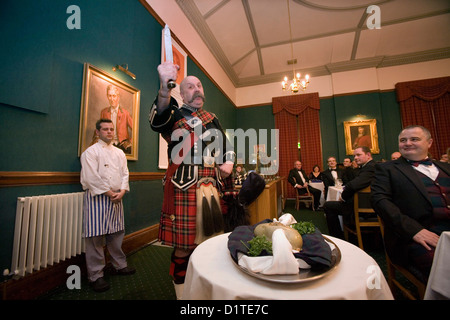 Affrontare l'haggis ad un tradizionale brucia Notte Cena Foto Stock