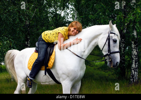 Foto di la gioiosa lady sul cavallo in foresta Foto Stock