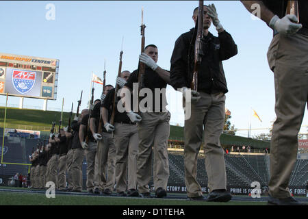 I Marines del Silent Drill Platoon si allenano prima del Semper Fidelis All-American Bowl all'Home Depot Center di Carson, California, nel dicembre 2012. Il Silent Drill Platoon fa parte degli sforzi del corpo dei Marines per coinvolgere i giovani atleti attraverso programmi di leadership. Foto Stock