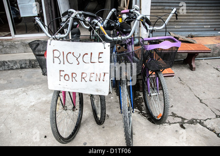 Biciclette in affitto Luang Prabang Laos // LUANG PRABANG, Laos — biciclette disponibili in affitto sulla linea a di Luang Prabang, l'ex capitale reale del Laos situata nella parte settentrionale del paese. La città funge da capitale della provincia di Luang Prabang e si trova alla confluenza dei fiumi Mekong e Nam Khan. Luang Prabang è riconosciuta come patrimonio dell'umanità dell'UNESCO, designata nel 1995 per il suo patrimonio architettonico e culturale ben conservato. Il centro storico della città presenta una miscela di architettura tradizionale laotiana e coloniale francese risalente al XIX e XX secolo. Bicyc Foto Stock