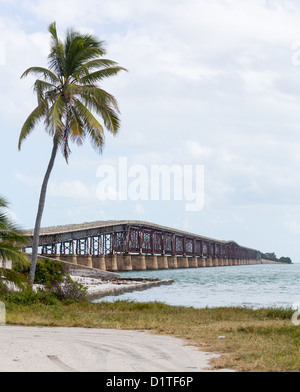 Vecchio di Bahia Honda ponte ferroviario e heritage trail in Florida Keys dal percorso 1 Overseas Highway Foto Stock