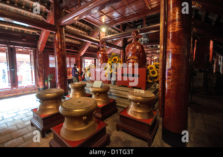 HANOI, Vietnam — Una statua di Tang tu, un influente studente di Confucio, in una delle pagode del Tempio della Letteratura di Hanoi. Il Tempio della Letteratura di Hanoi, in Vietnam, è un centro di apprendimento e di borse di studio dedicato a Confucio e fondato per la prima volta nel 1070. Il tempio fu costruito nel 1070 ed è uno dei numerosi templi del Vietnam dedicati a Confucio, saggi e studiosi. Foto Stock