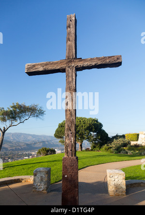 Panoramica panorama di Ventura California da Serra Cross park di Grant Park al di sopra di città con croce Foto Stock