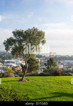 Panoramica panorama di Ventura California da Grant Park al di sopra della città costiera che mostra Foto Stock